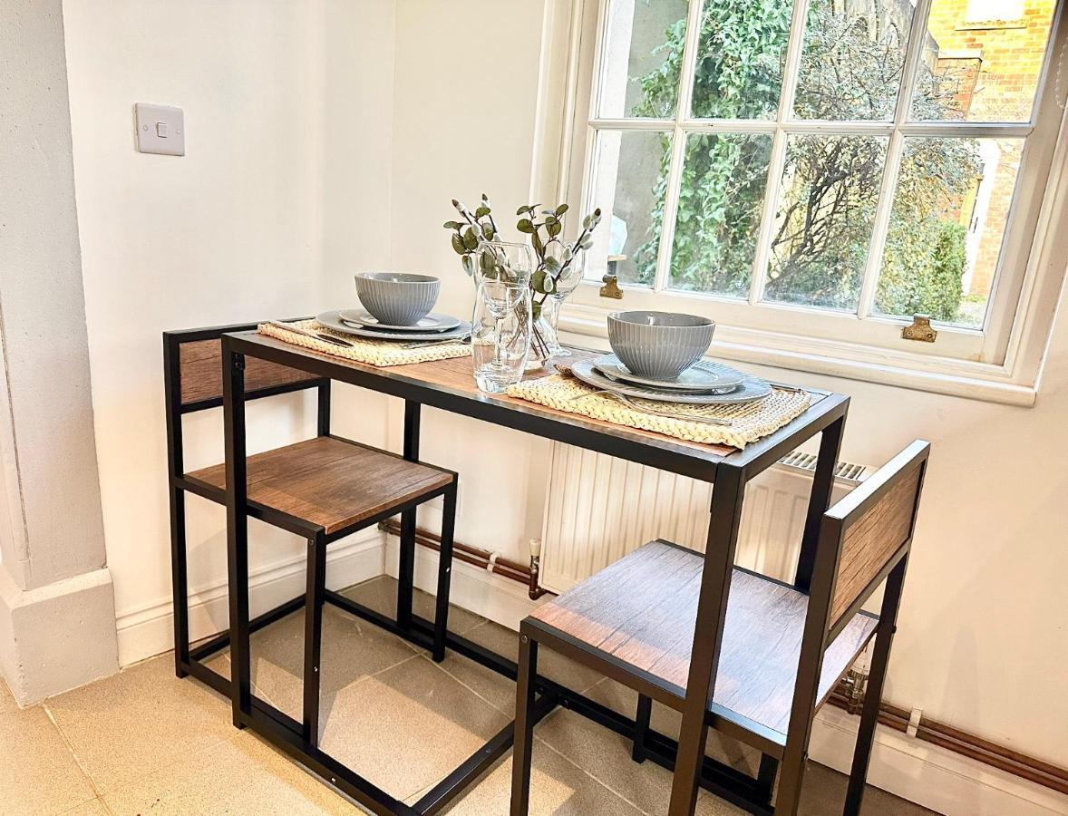 Cosy One Bedroom Apartment Trowbridge Bagian luar foto